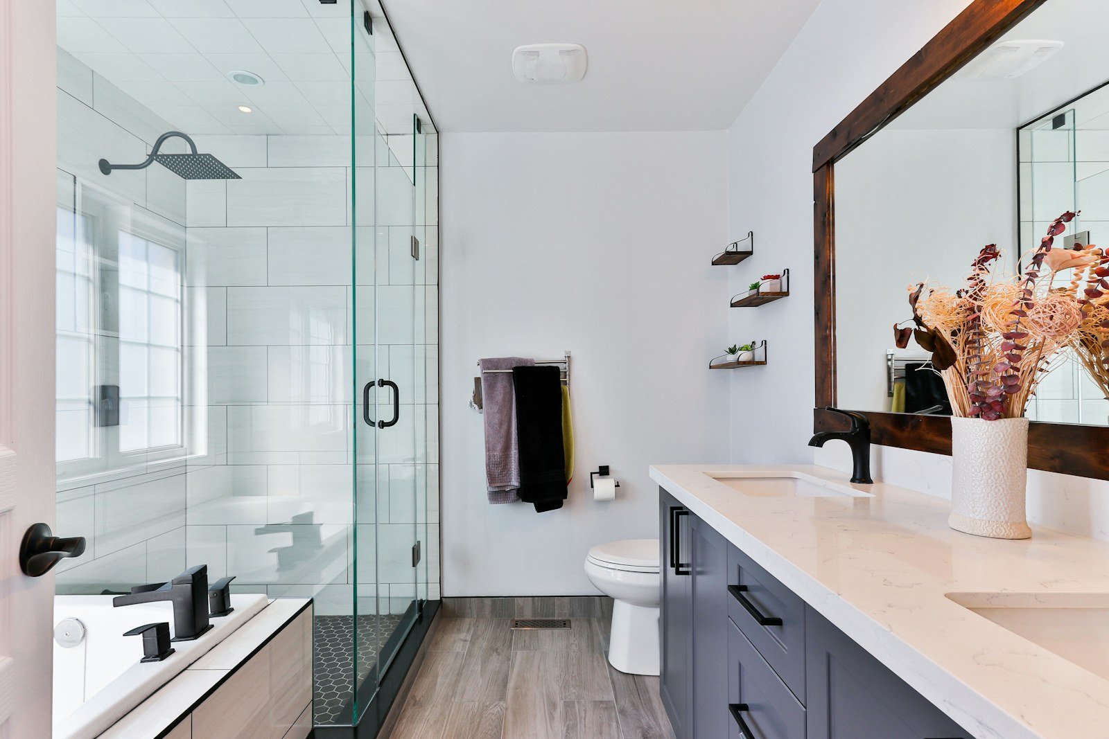 Weißes Keramik-WC im modernen Badezimmer – Hilfe bei verstopfter Toilette